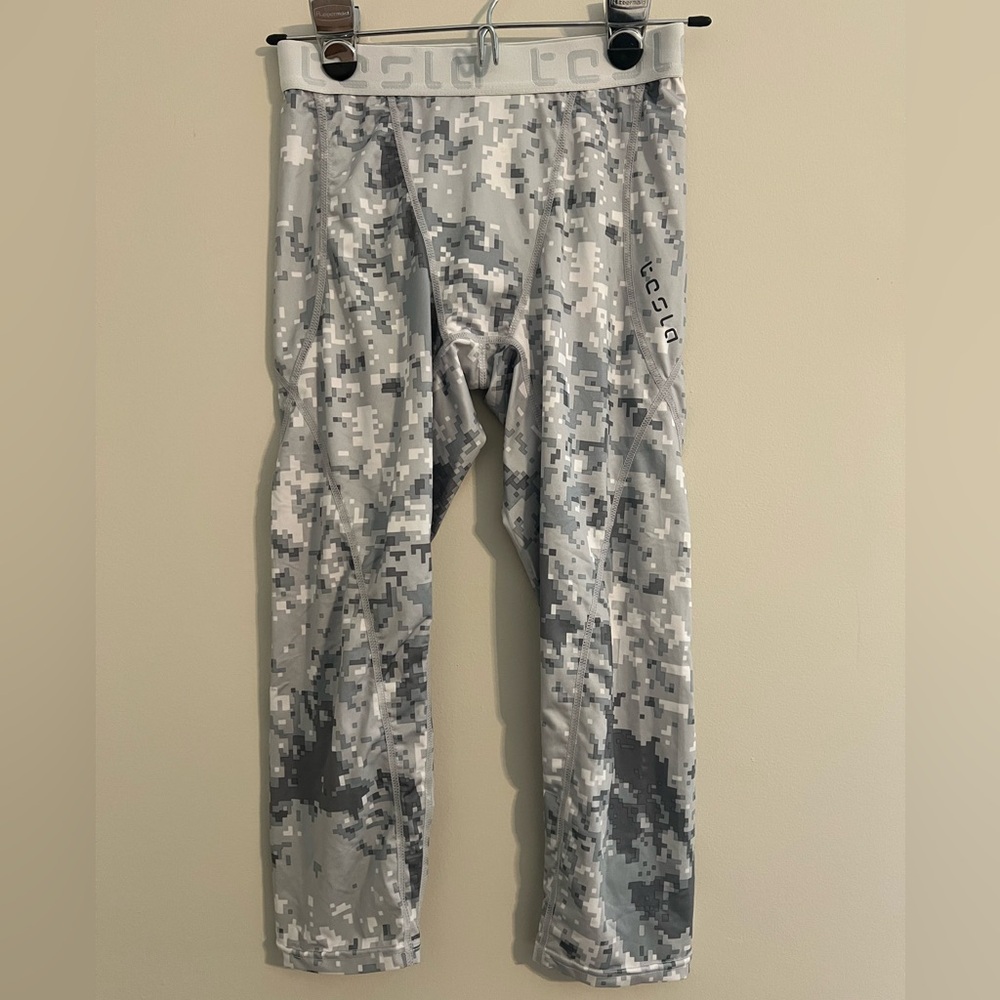 Tesla Men’s 3/4 Compression Leggings. Size S.